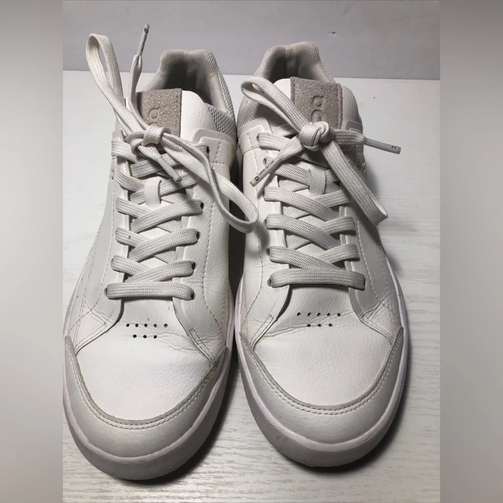 Women’s ON The Roger Centre Court white leather sneakers- Size 7.5